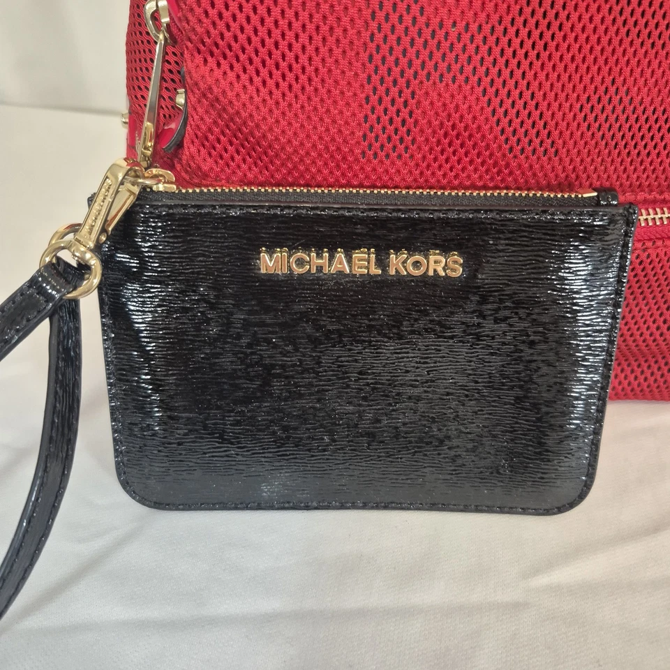 Mochila Michael Kors Rhea Cremallera Logo Frontal Malla Rojo Dorado y Muñequera MK NUEVA Foto 2 de 4