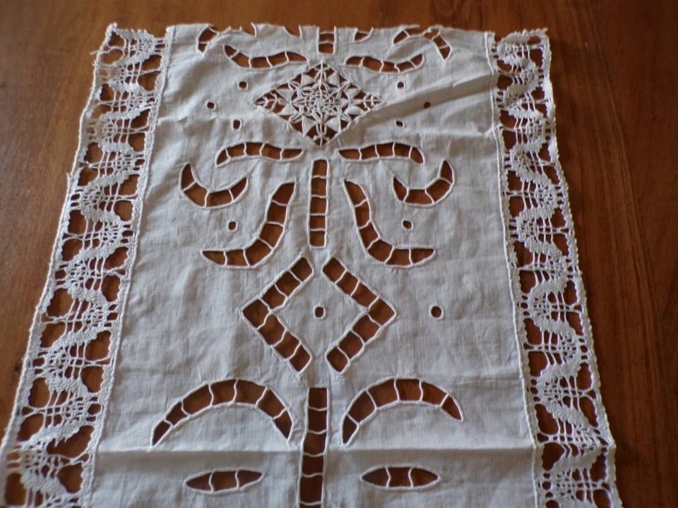 Linge ancien 1 pièce de Lin blanc broderies fleurs et dentelle ( ref 24 ) - Photo 2/3