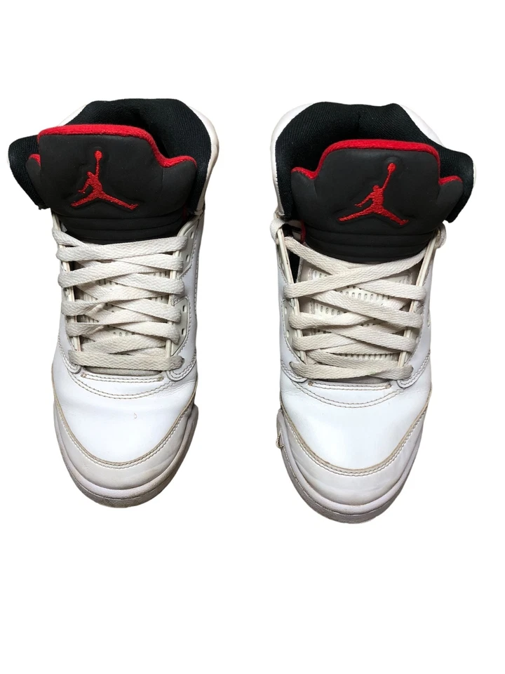 Zapato de baloncesto Jordan 5 retro rojo fuego lengua plateada niños (talla: 5,5 años) 440889-102 Foto 3 de 4