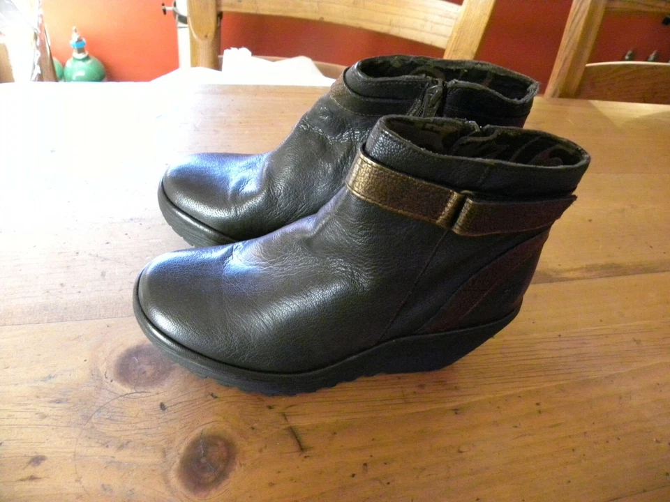 BOTINES FLY LONDON CUERO NEGRO/BRONCE TACÓN CUÑA TALLA 6 Foto 2 de 4