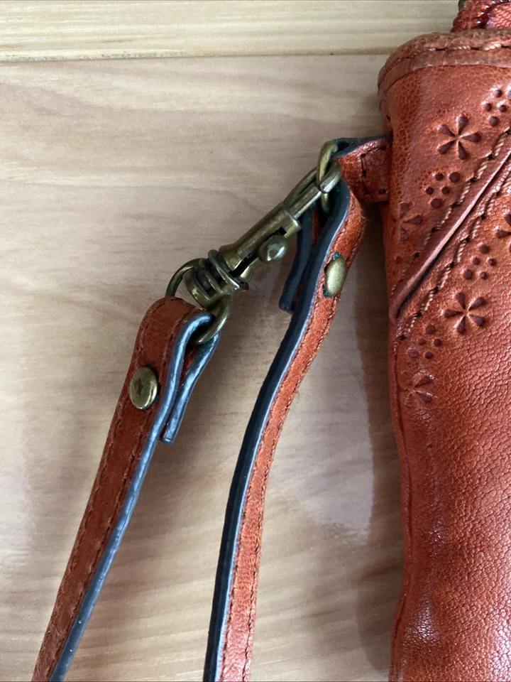 Pulseira/carteira vintage fóssil couro genuíno laranja queimado. Slots internos para cartões - Imagem 3 de 4