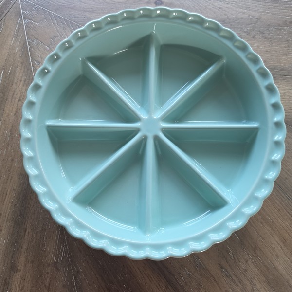 Plato de pastel seccionado dividido como nuevo World Market 11" plato cono borde con volantes usado en excelente estado