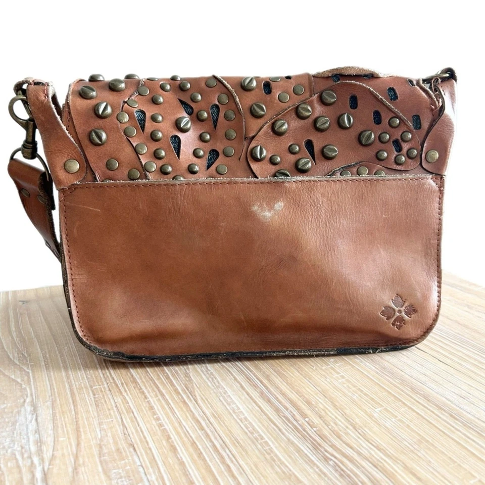 Bolso Bandolera Mensajero Patricia Nash Rosa Cuero Marrón Tachonado Sillín Foto 2 de 4