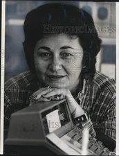 1975 Press Photo Fidel Castro's sister Juanita rests at "Little Havana" store.