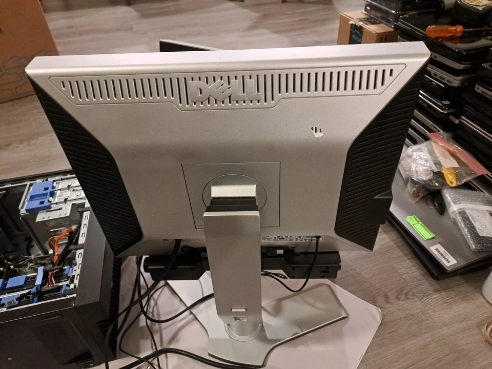 Dell  UltraSharp 2007FPb 20" IPS LCD Monitor 1600x1200  Retro Gaming + Speaker  - Image 4 of 4