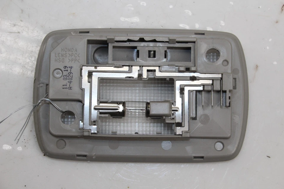 Задний купольный фонарь для чтения Acura TSX 2009-2014 годов выпуска от оригинального производителя - Изображение 4 из 4