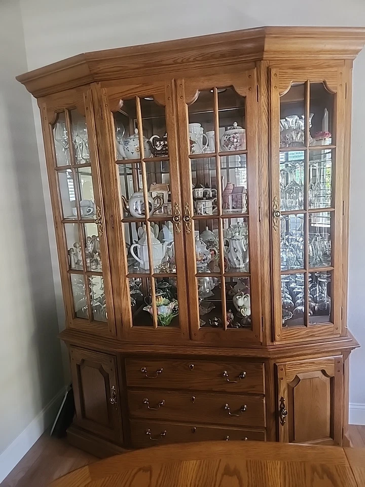 Hermosa mesa Thomasville de madera maciza de roble con 6 sillas y cabaña a juego. Foto 2 de 4