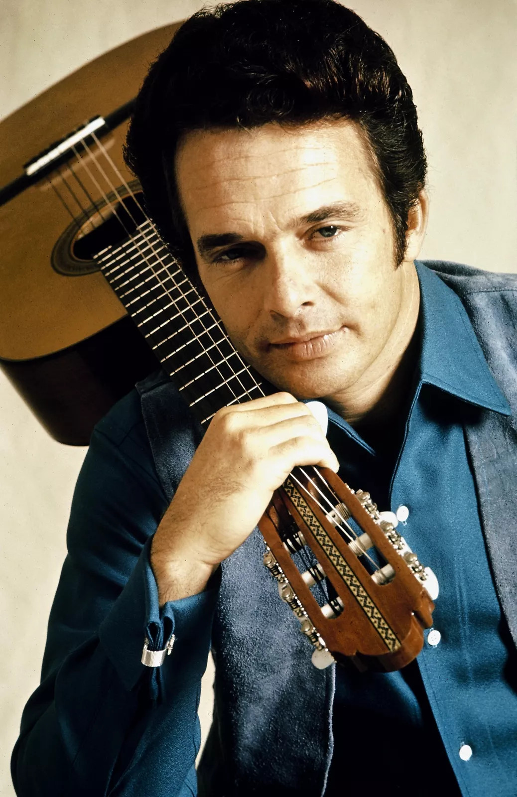 GLOSSY PHOTO PICTURE 4x6 Merle Haggard And His Guitar