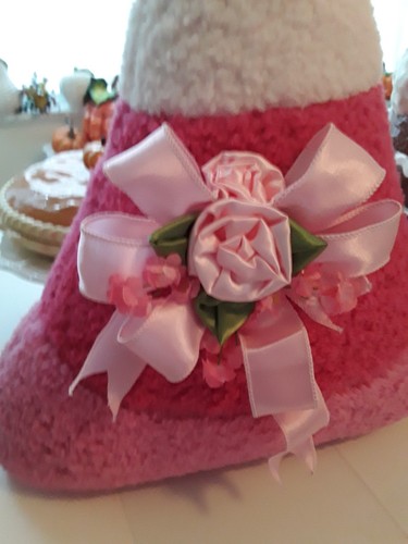 PINK HALLOWEEN ROSES BRAND NEW BIG DECORATED CANDYCORN SHAPE PILLOW - Picture 2 of 5