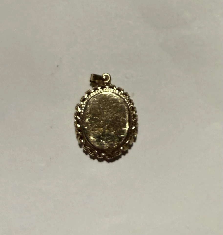 14k  ⭐️VTG 4.7 Grams Yellow Gold Etched Oval Locket Compartment Pendant ‘70’s - Image 2 of 4