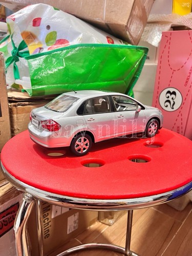 1:18 Scale Nissan Versa Venucia Sedan Silver Diecast Model Car - Picture 21 of 23