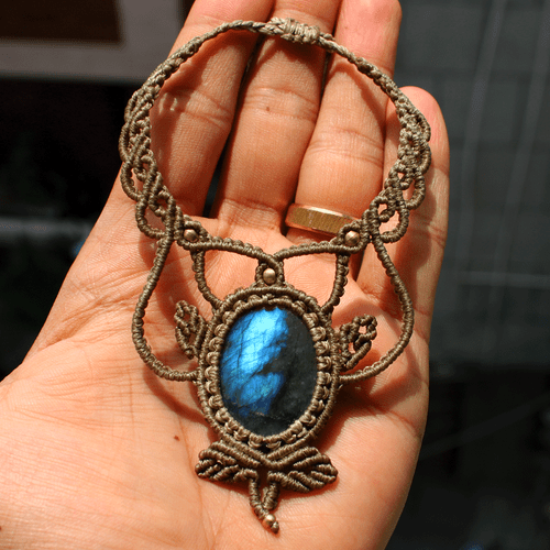 Collana Cristallo Girocollo Macramè Boemia Blu Flash Naturale Fatto a Mano Labradorite - Foto 5 di 10