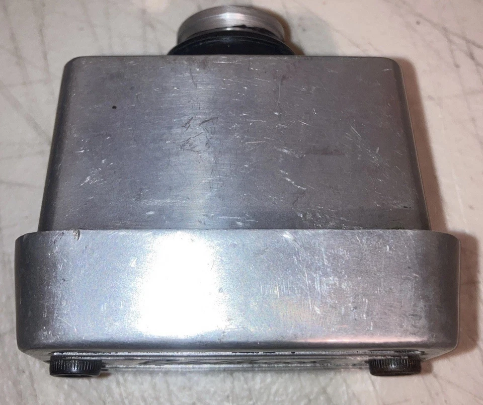 Cubierta de válvula Edelbrock 4204 Elite corta push-in respirador pulido fundido a presión AL. Foto 2 de 4