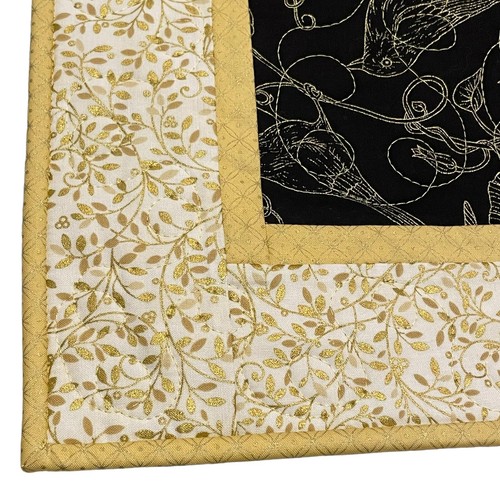 Corredor de mesa reversible dorado y negro acolchado Morning Glory 47x14 de colección - Imagen 1 de 24