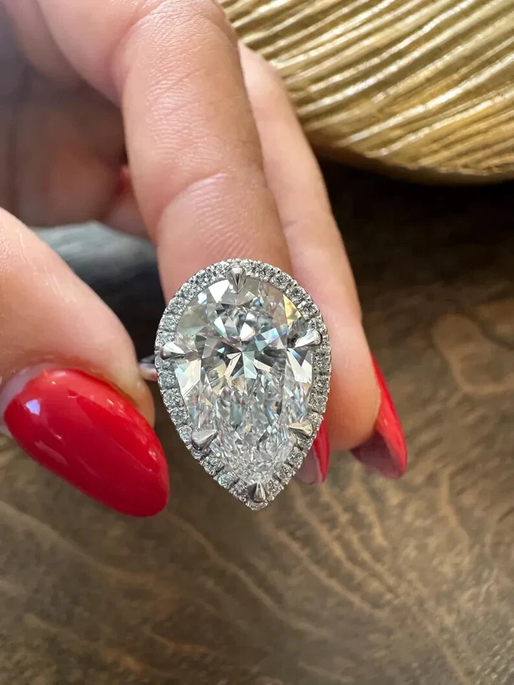 Обручальное кольцо из белого золота 14 карат с выращенным в лаборатории бриллиантом ореолом грушевидной огранки VS1 5,20 карата - Изображение 2 из 4