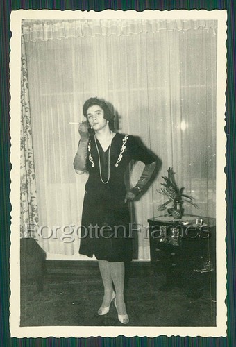 HÜBSCHES SEXY PARTY GIRL POSIERT RAUCHEN ZIGARETTE ABSTRAKT Foto Frau Foto