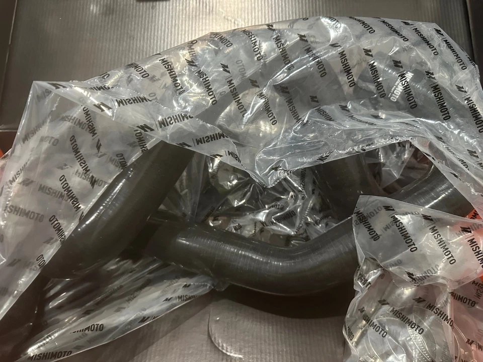 Nueva manguera de refrigerante Mishimoto MMHOSE-F2D-01RRBK para Ford Powerstroke 2001-2003 7,3 L Foto 3 de 4