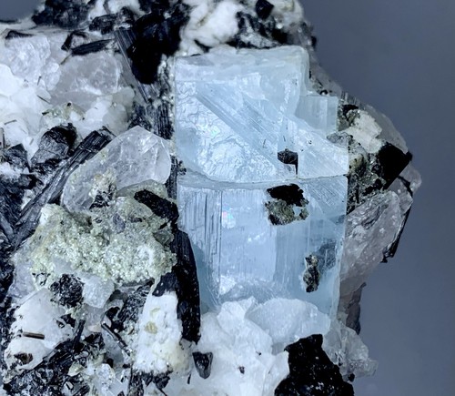 244g Beautiful Aquamarine Crystal/ Specimen Combine With Quartz From Pakistan - Picture 8 of 9