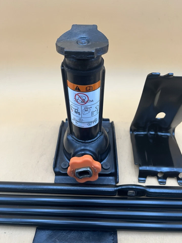 Ford F250 F350 Super Duty 2014-2022 kit de gato de emergencia de neumático de repuesto con herramientas OEM. Foto 4 de 4