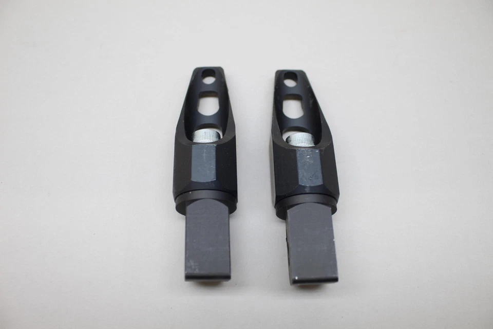 JUEGO DE CLAVIJAS DE PASAJERO TRASERO MOTRAX NEGRO YAMAHA 2003 YZF R6 / 2000-2003 R1 FY2RB Foto 3 de 4