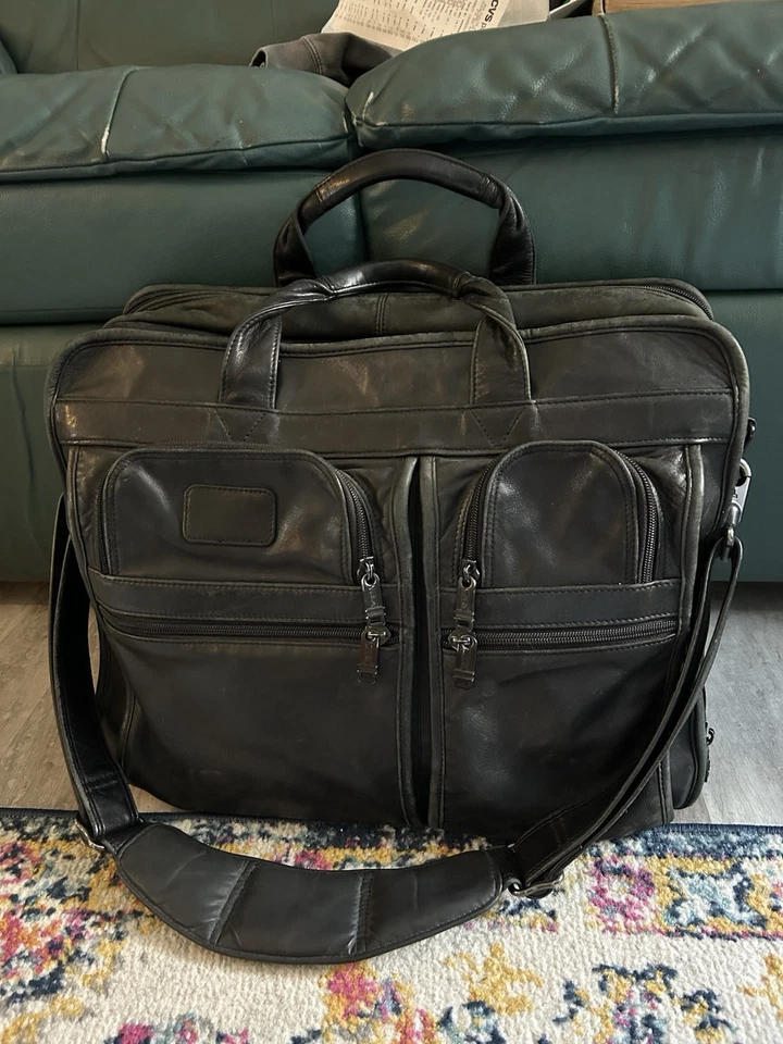 TUMI Alpha Cuero Grano Completo Organizador Laptop Calzoncillo/Bolso Bandolera Foto 2 de 4