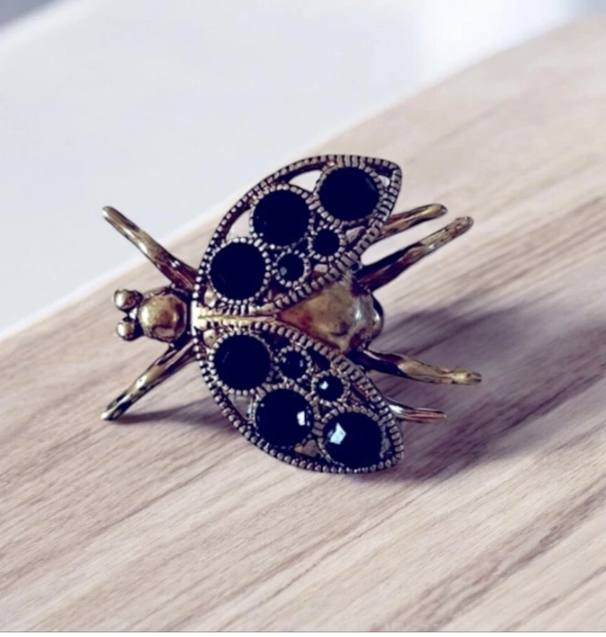 Broche, prendedor vintage J Crew tono dorado mosca o escarabajo volador con piedras negras... Foto 2 de 4