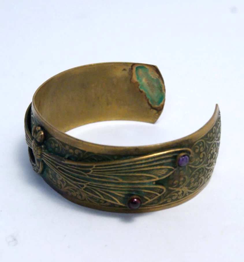 Brazalete Brazalete Libélula Latón Pátina Verde Elaine Coyne con Cabujones Granate LEER Foto 4 de 4