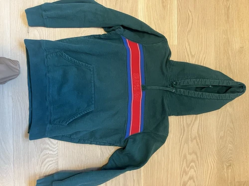 Sweat à rayures poitrine Supreme vert avec rayures rouges taille S