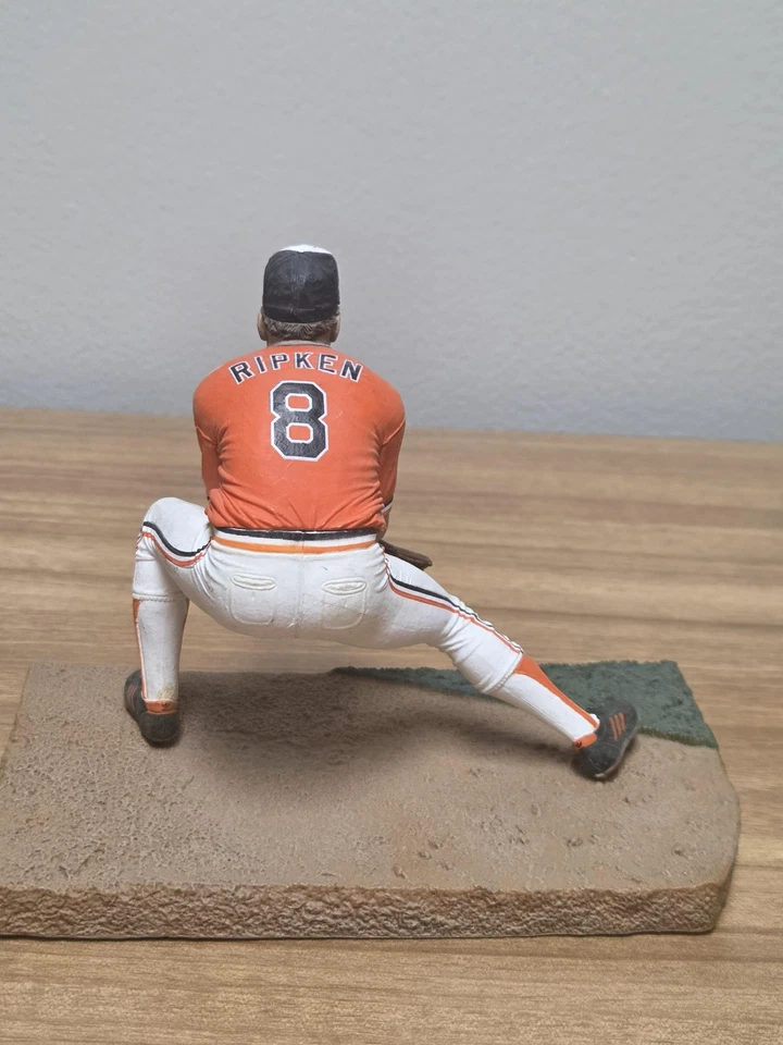 Figura Estatua Naranja MLB Béisbol Fielding Pose Coleccionable de los Orioles de Baltimore Foto 3 de 4