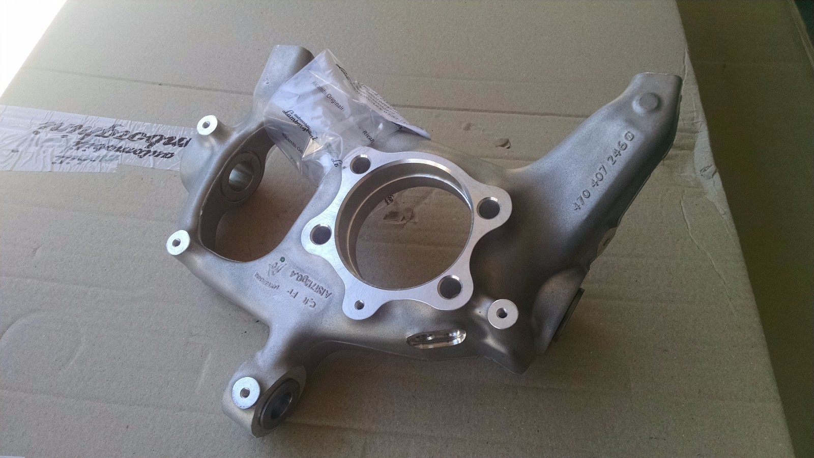 LAMBORGHINI AVENTADOR PASSENGER RIGHT SIDE HUB STEERING KNUCKLE OEM 470407246D