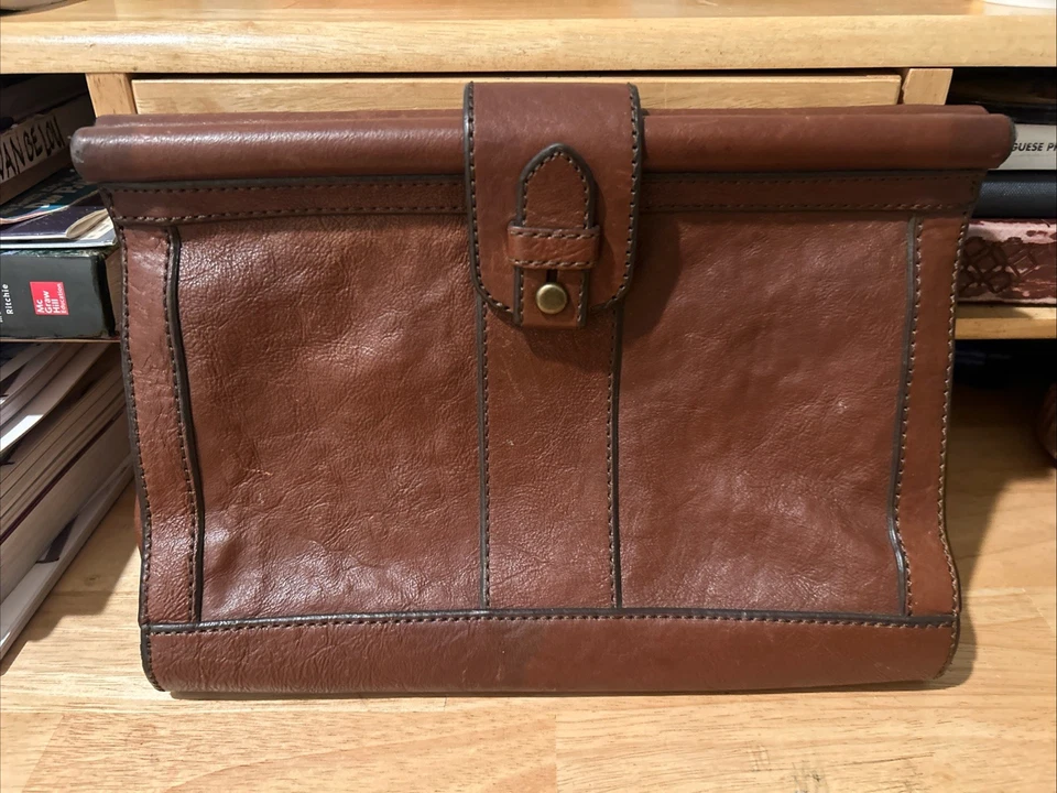 Bolso sin asas de cuero marrón fósil sobre magnético Foto 2 de 4