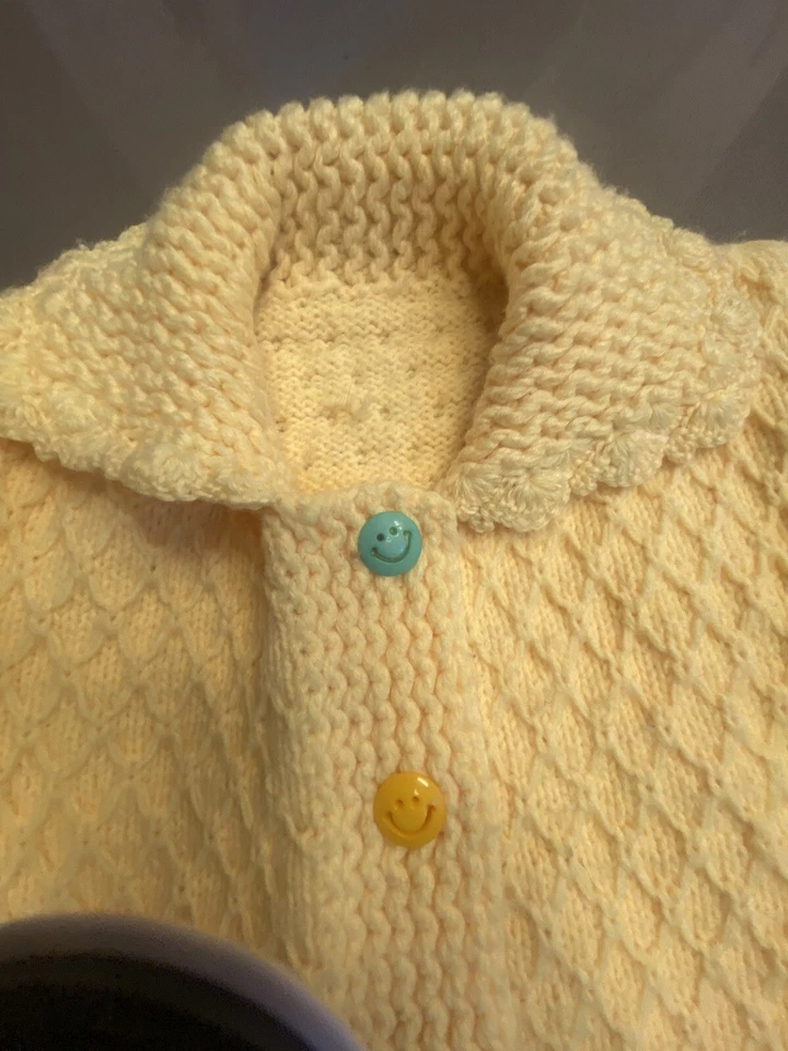 Suéter Hecho a Mano Niñas Pequeñas Amarillo Tejido con Cable Crochet Cara Feliz Botón Talla 4-6 Foto 4 de 4