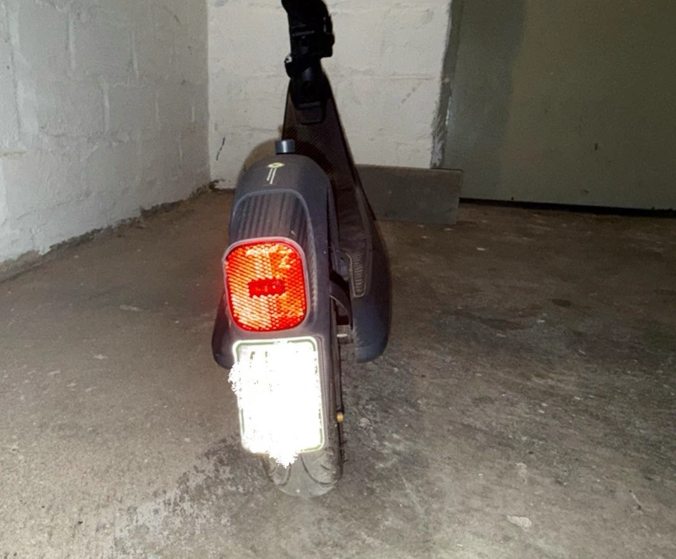 E-Roller mit Schloss und Ladegeräte Elektro Roller.gebraucht,guter Zustand - Bild 3 von 4