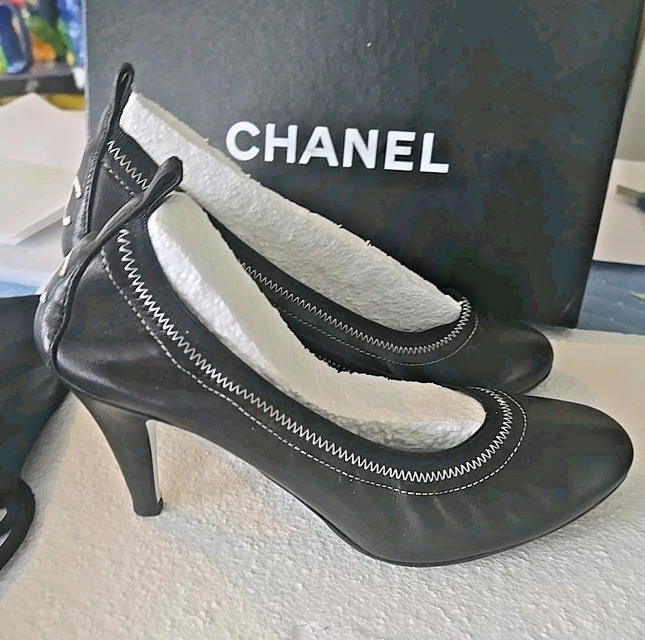 Authentic Chanel Leather Escarpin Cap Toe Pumps CC Logo Size 37.5 Black White thumbnail 2