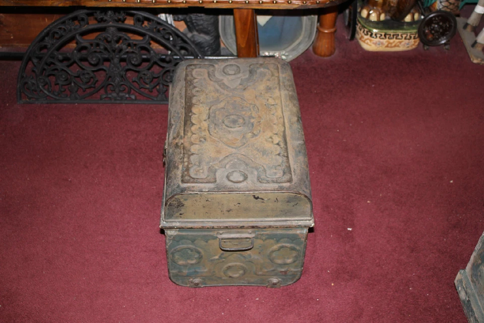 Antiguo baúl de almacenamiento victoriano de metal de hojalata con diseños elevados  Foto 3 de 4