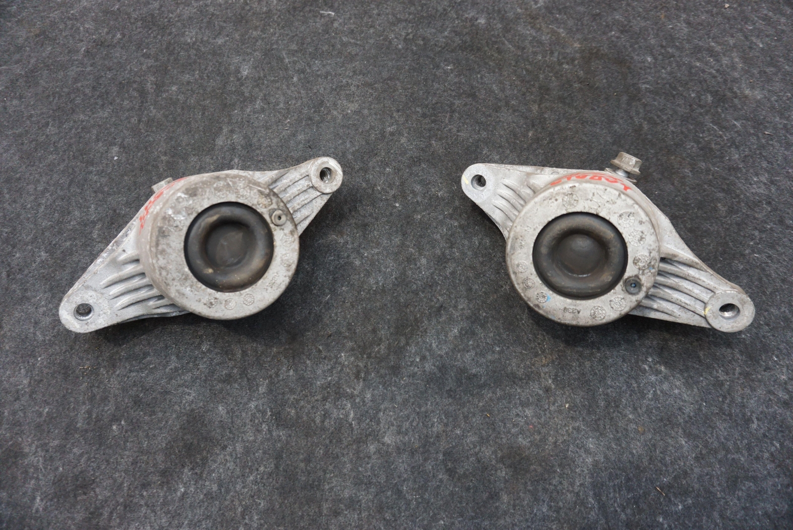 Left & Right Engine Mount OEM 670003629 670003628 Maserati Ghibli M157 2017-23