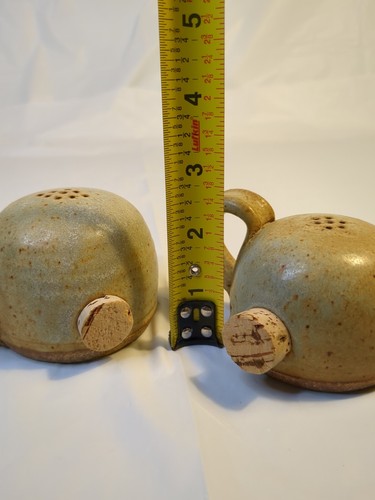 Art Pottery Stoneware Sale N Pepe Shakers con Tappo di Sughero Firmato - Foto 12 di 13