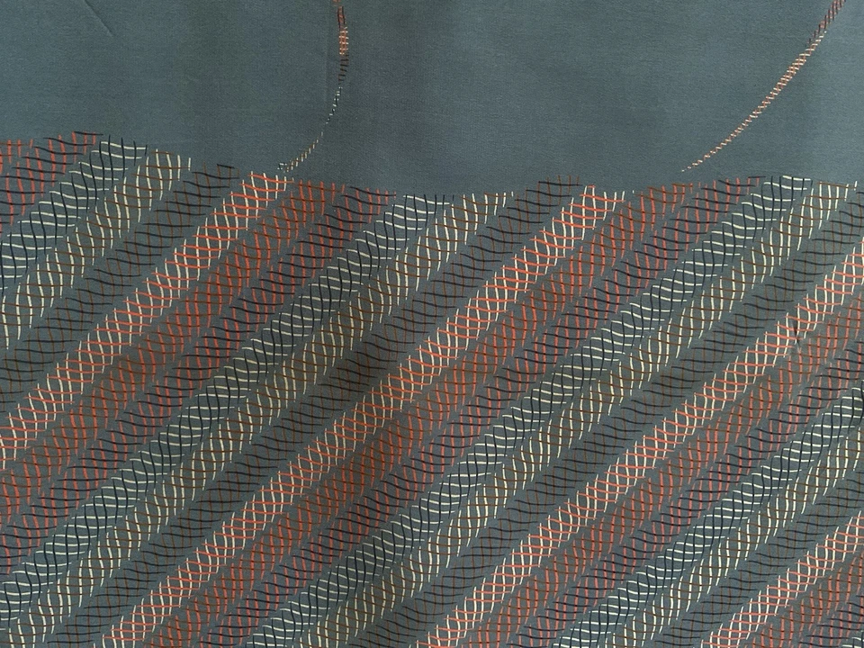 "Bufanda azul seda pura FENDI con patrón geométrico ondulado enrollada a mano 34""/33"" EC" Foto 2 de 4