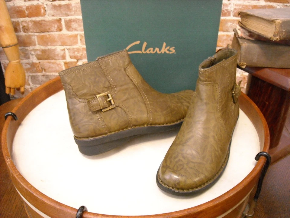 Clarks Botín Verde Oliva Cuero Arrugado Nikki Estrella Hebilla 5.5 Nuevo Foto 2 de 2