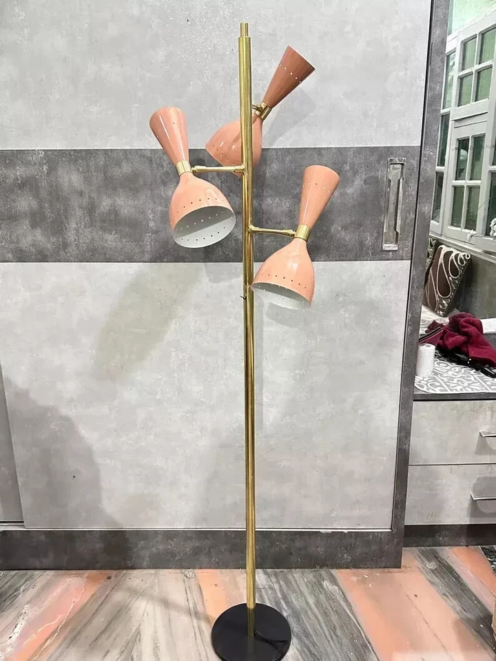 Hermosa Lámpara de Pie Artesanal Latón Moderna Italiana Mediados de Siglo Lámpara de Pie Foto 3 de 4