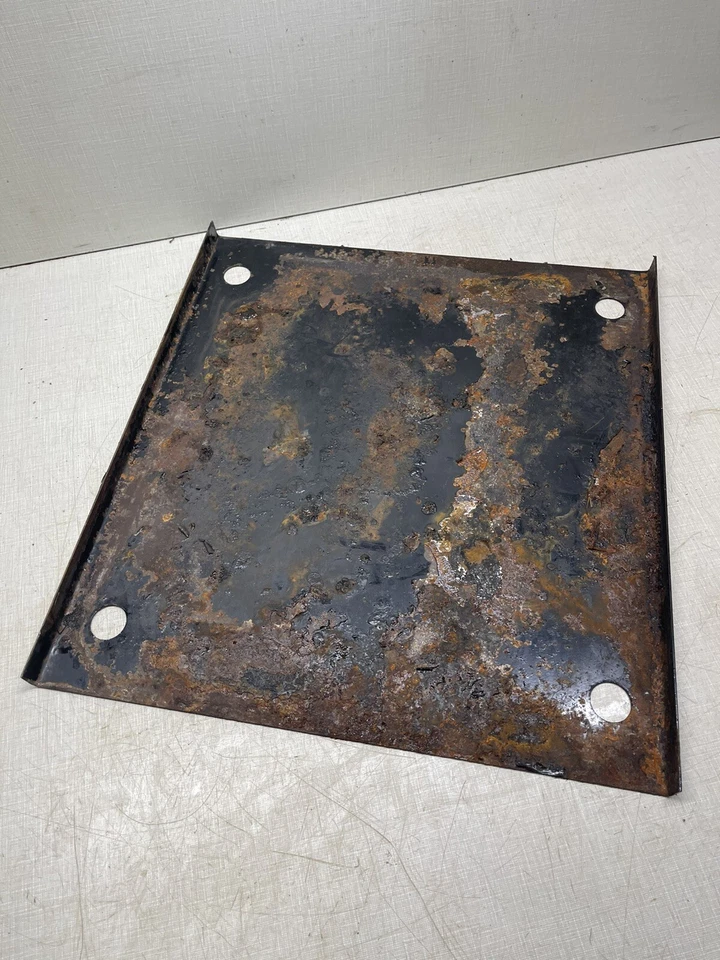 Protector de tanque inferior para cortacésped Grasshopper 335B Foto 3 de 3