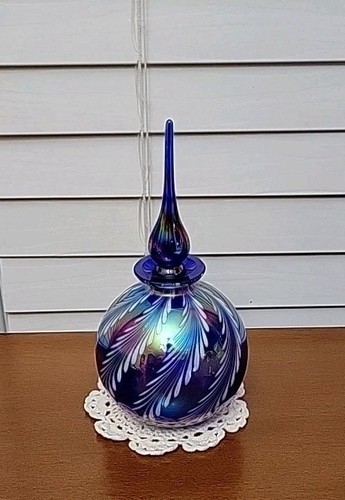 Botella de perfume de vidrio artístico Genie tapón iridiscente azul cobalto con blanco decorativo - Imagen 2 de 10