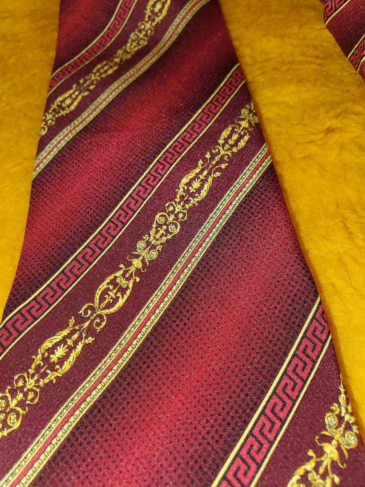 VERSACE ~ CRAVATTA ABITO DA UOMO IN SETA ~ FILIGRANA ORO & RIGHE ROSSE ~ 58"