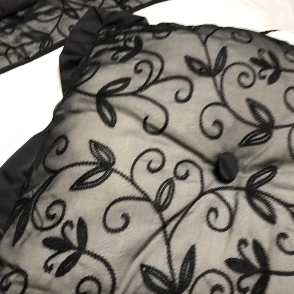 vintage bedding full Comforter Black And Cream 5 Pieces No Bed Skirt Used - Image 3 of 4