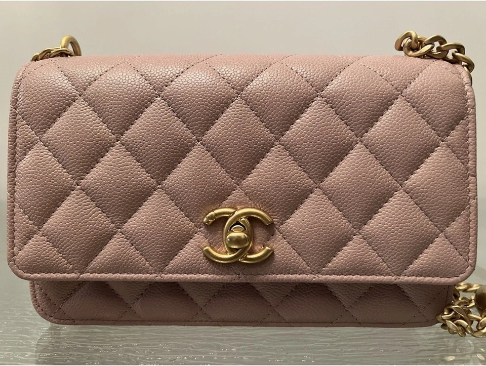 2024 NUEVO CON ETIQUETAS CHANEL Acolchado Cuero Granulado Corazón Bola WOC Cartera con Cadena Solapa Bolso Foto 3 de 4