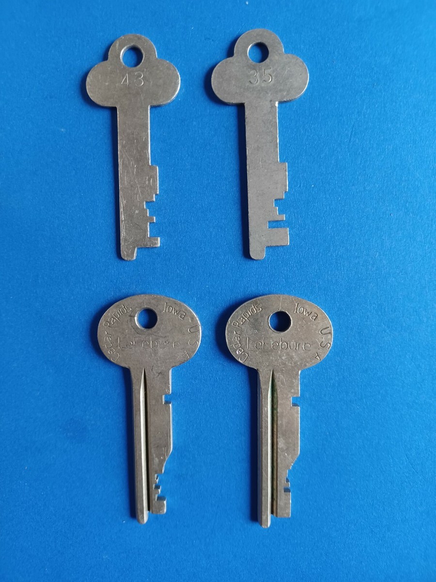 LOT OF 4 VINTAGE USED BRASS BANK SAFETY DEPOSIT BOX KEYS 2 STYLES 