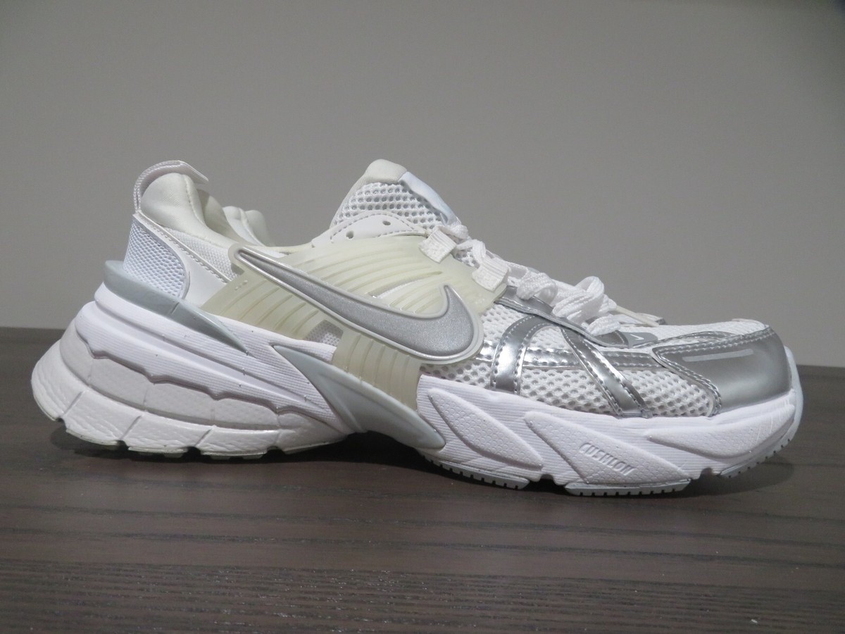 スニーカー [NIKE] V2K Run Summit White llic Silver FD0736-104 Nike v2k Run Womens 9 Shoes White Metallic Silver FD0736-104