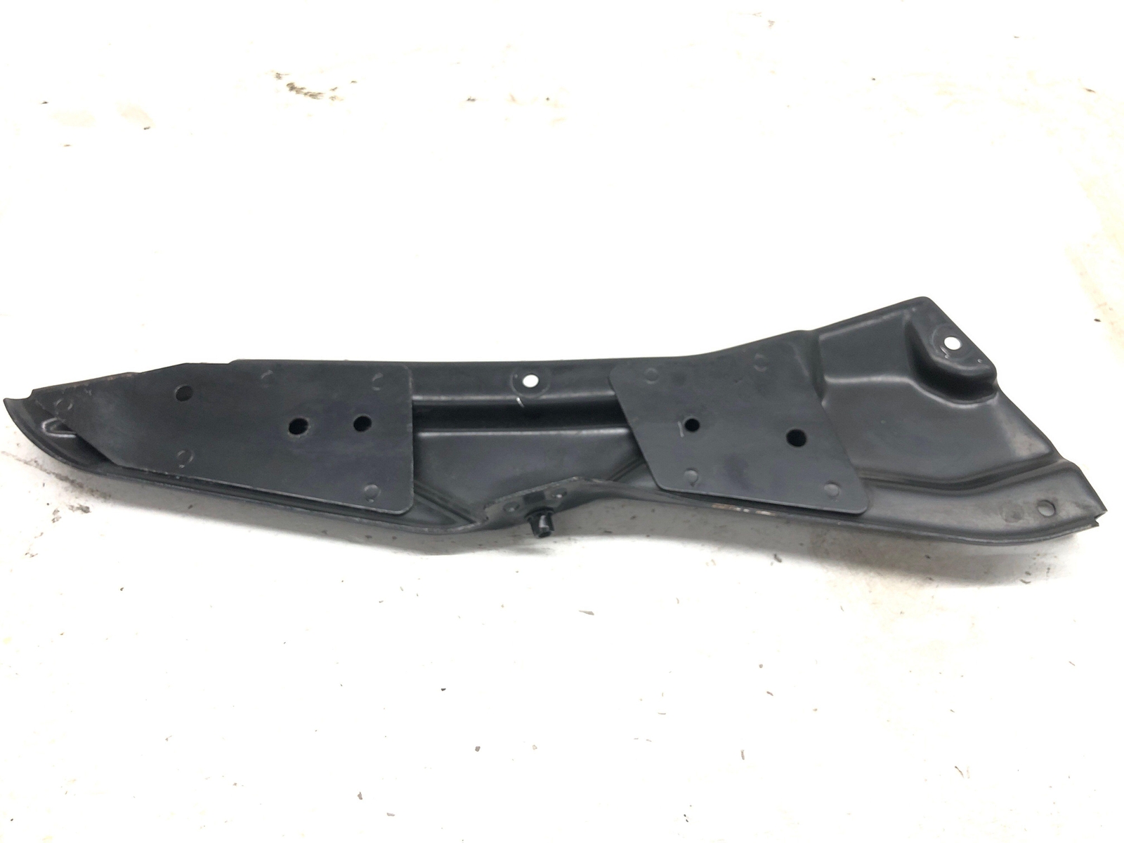 2016-2020 BENTLEY BENTAYGA LEFT INTERCOOLER CHARGE AIR COOLER BRACKET 36A805511A