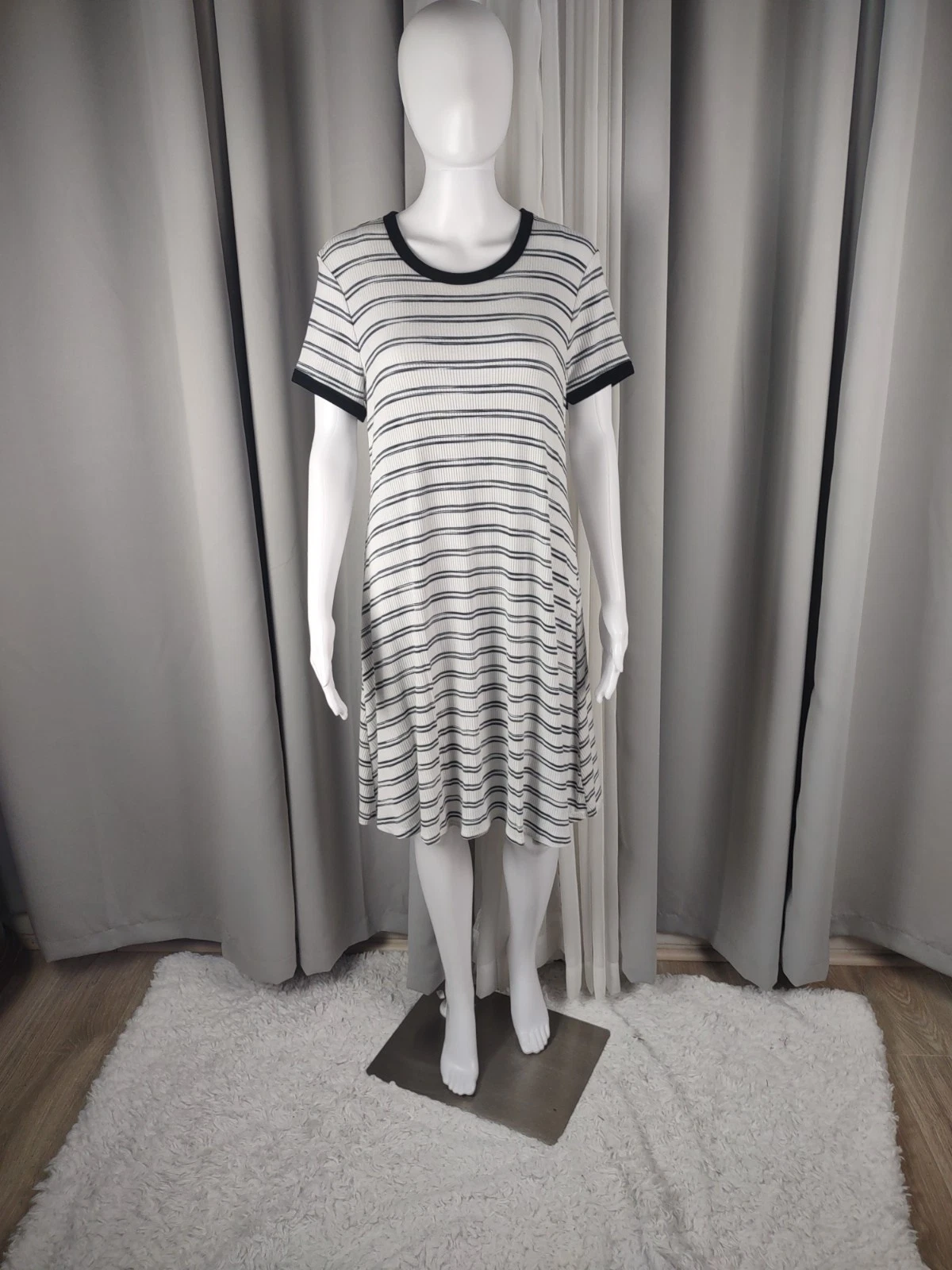 VETEMENTS Abito Mossimo a righe aderente e svasato in maglia a costine midi scollo a scoop nero bianco taglia XL