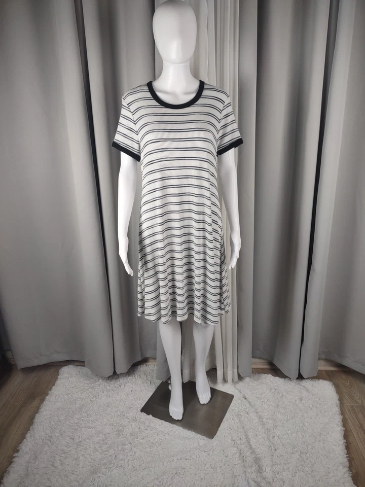 Vestido Mossimo a Rayas Ajuste y Acampanado Tejido Acanalado Midi Cuello Redondo Negro Blanco Talla XL Foto 2 de 4